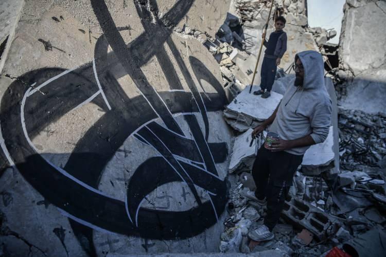 <p><span style="color:#B22222"><strong>SANATIYLA ŞEHİTLERİ HATIRLATTI</strong></span></p>

<p> </p>

<p>Filistinli sanatçı Belal Khaled, İsrail saldırılarında yaşamını yitiren çocuklar için graffiti çizdi.</p>
