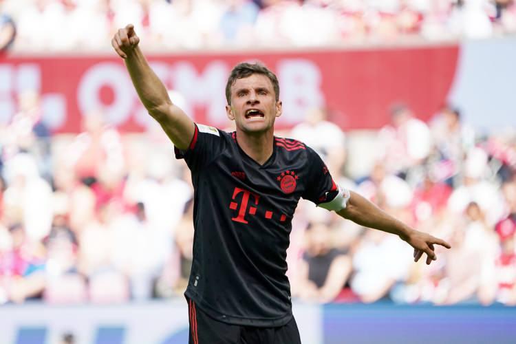 <p>Thomas Müller<br />
<br />
Bayern Münih<br />
<br />
15 Yıl 7 Ay</p>
