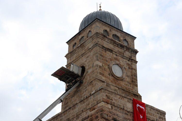 <p>Antalya'nın en önemli sembollerinden, Helenistik döneme tarihlenen burçlar üzerinde yer alan, kule kısmı Bizans döneminde yapılan ve 1900'lü yılların başında 2'nci Abdülhamid döneminde saat kulesi olarak inşa edilen yapıda, geçen yıl şubat ayında başlayan restorasyon çalışmalarında sona gelindi. Kuledeki restorasyon ve kazı çalışmaları, Vakıflar Bölge Müdürlüğü ve Antalya Müzesi denetiminde, Antalya Bilim Üniversitesi'nden Doç. Dr. Esin Kuleli'nin hazırladığı proje kapsamında Antalya Kültür ve Tabiat Varlıkları Koruma Kurulu onayıyla yürütülüyor.</p>
