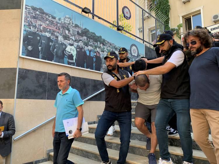 <p>Paylaşımları görüp gelmiş olabilir. Biz Yunus Emre’ye babasını sorduk oda ‘ne yapacaksın babamı’ diye karşılık verdi. Kardeşim Murat’ta ‘baban bize hakaret etmiş çağır gelsin konuşalım’ dedi. Sonra kardeşimle Yunus Emre Erzen’de sürtüşmeye başladı. Bende Batuhan Bayındır’la Yusuf Erzen’i kavganın büyümemesi için kollarımı açarak engelledim.</p>
<p> </p>