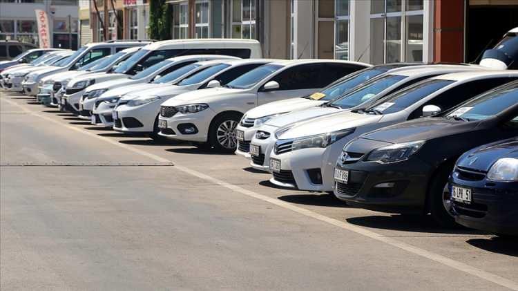 <p>VavaCars Perakende Grup Başkanı Serdıl Gözelekli ve İstanbul Motorlu Araç Satıcıları Derneği (İMAS) Başkanı Hayrettin Ertemel ikinci elde fiyat artışının nedenlerini ve kilometre, araç yaşı ve modeline göre en çok tercih edilen araçları sıraladı.</p>