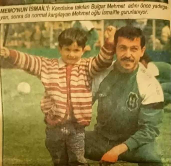 <p>Ünlü oyuncunun babası Mehmet Hacıoğlu, Fenerbahçe alt yapısında başladığı futbol kariyerine 1980 yılında A takıma yükselerek devam etti.</p>
