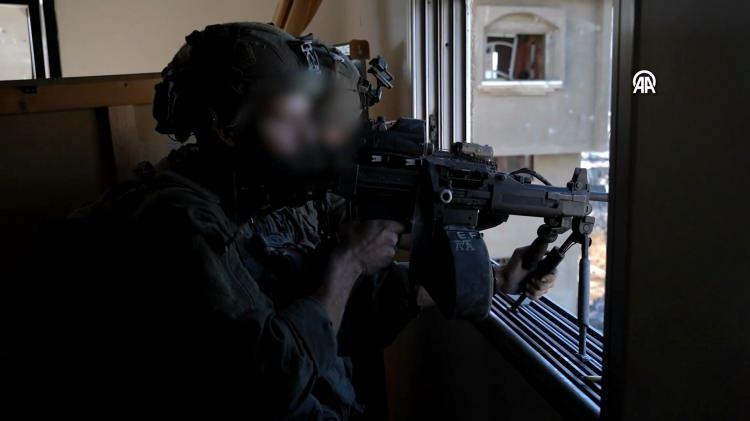 <p>Gazze'de yapılan katliamlarda görev alan tüm kara kuvvetleri birlikleri, İsrail savunma sanayisi tarafından geliştirilen birçok yeni teknolojik silah ve mühimmatı ilk kez Filistinliler üzerinde denemeye başladı.</p>
