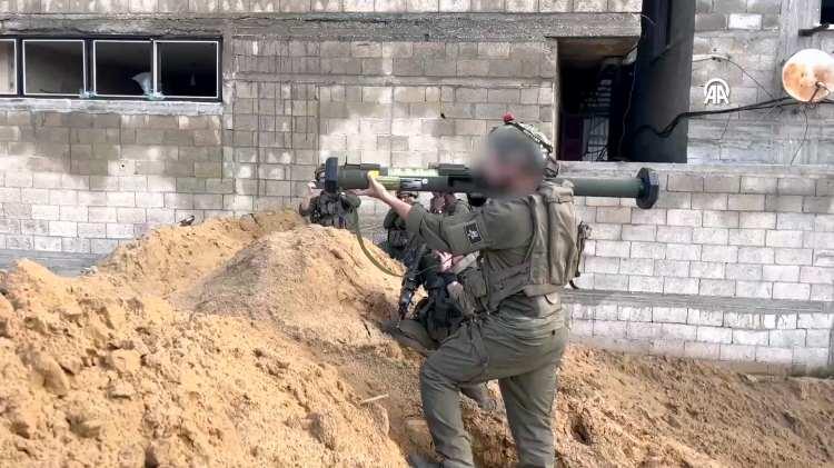 <p>İsrail'in ayrıca, "Phoenix" (Anka Kuşu) adı verilen yeni bir tank birliği oluşturarak İsrail zırhlı birlikleri envanterine eklediği ve bu birliğe Gazze'de görev verdiği bildirildi. Söz konusu tankların saldırılarda hasar görmüş tankların onarılmasıyla yeniden muharebe gücüne kavuşturulduğu kaydediliyor.<br />
İsrail, 7 Ekim 2023'ten sonraki Gazze saldırısında, binalara da nüfuz edebilen 7,62 milimetrelik "Negev" makineli tüfeğini ilk defa kullandı.</p>

<p>"Negev" yaklaşık 7,5 kilogram ağırlığında, duvar ve molozları geçebilen mühimmatlarla kullanılabiliyor. Tüfeğin seri atışın yanı sıra daha isabetli tek atış modu da bulunuyor. Ayrıca, makineli tüfek birliklerinin çelik yelekleri ve kütüklükleri geliştirilerek daha fazla mermi taşıyabilecek hale getirildi. Tüfeğin, Gazze'nin kumlu ve tozlu koşullarında sorunsuz olarak kullanılmak üzere tasarlandığı kaydediliyor.</p>
