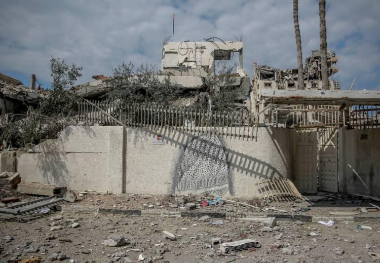 <p>İsrail'in 4 aydan uzun süredir bombaladığı Gazze Şeridi'nde, tarihi kimliği bulunan Filistin direnişinin sembol isimlerinden Yasir Arafat'ın Gazze kentindeki evi de bombardıman ve yıkımdan nasibini aldı.</p>

