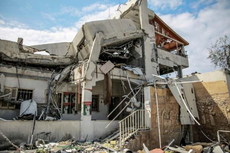 <p><strong>- EVİN KAPI VE PENCERELERİ PARÇALANDI</strong></p>
<p>Filistin Yatırım Fonunun himayesindeki ve İsrail bombardımanının ardından birçok bölümü beton yığınına dönen evin kalıntıları içine Arafat'ın fotoğrafları asıldı.</p>
<p> </p>