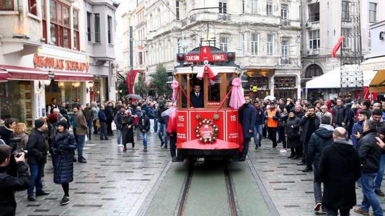 <p>Şehirde atlı tramvayların kullanılması için daha rahat ray döşenmesi amacıyla Tophane-Beşiktaş güzergahındaki Arnavut kaldırım taşları kaldırıldı. Yerlerine parke taşlarıyla beraber raylar konuldu.</p>
<p> </p>