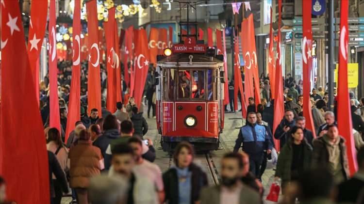 <p>Daha sonra 1966 yılı öncesi işletmede hizmet veren tramvay araçlarından kullanılabilir durumda olan üçü yenilenip, 24 yıllık aradan sonra "Nostaljik Tramvay" adıyla 29 Ocak 1990'da Taksim-Tünel güzergahında yolcu taşımaya başladı.</p>

<p> </p>
