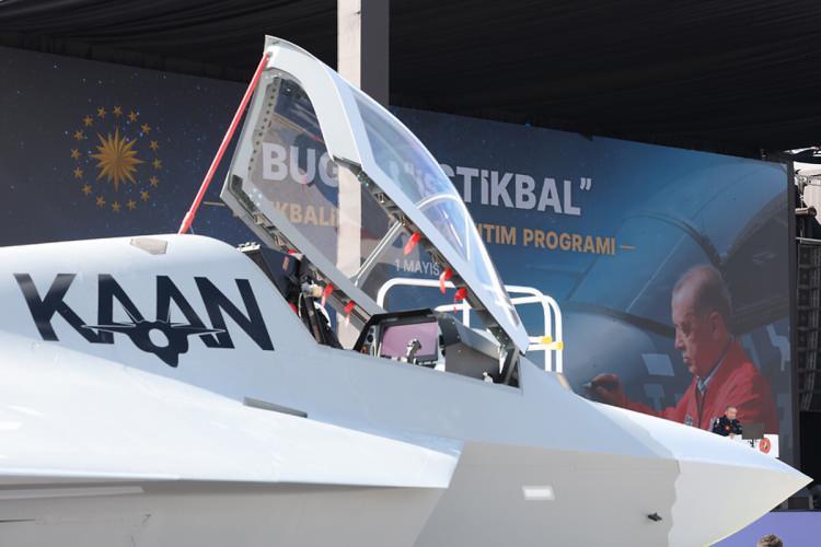 <p>Cumhurbaşkanı Recep Tayyip Erdoğan, KAAN'ı Amerikan savaş uçağı F-16'ya benzeterek, "KAAN aynı F-16 gibi" dedi. </p>
