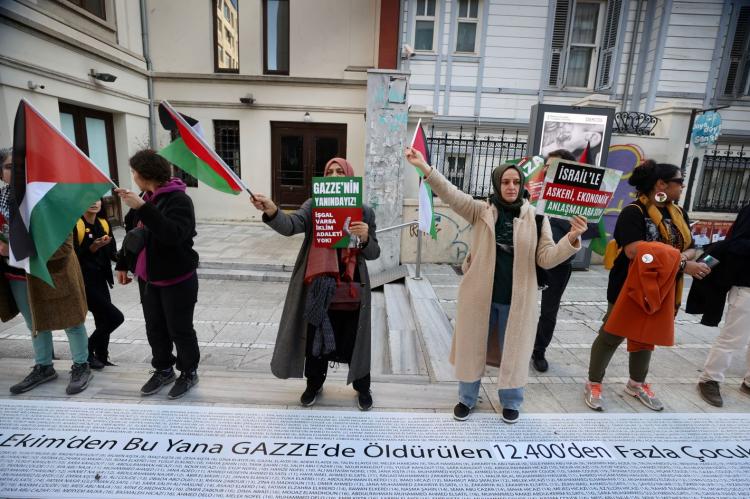 <p><strong>"21. YÜZYILIN TAM ÇAPLI İLK SOYKIRIMI"</strong></p>

<p>Grup adına basın açıklamasını okuyan Banu Kanıbelli, Gazze halkının 142 gündür bu seslere maruz kaldığını ve bu yıkımı yaşadığını vurgulayarak, "<strong>21. yüzyılın tam çaplı ilk soykırımıyla karşı karşıyayız.</strong>" dedi.</p>

<p> </p>
