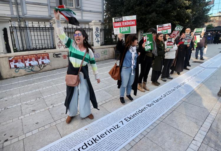 <p>Katılımcılardan Sacide Uras ise işgalci İsrail'in bir an önce durdurulması gerektiğini ifade etti.</p>

<p> </p>
