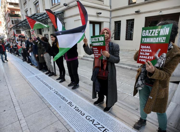 <p><strong>"Gazzeliler yaklaşık 30 bin ölüsünü, enkaz altında kalan 7 bin canını bırakarak, 70 bin yaralısını sırtında taşıyarak Refah'a sığındı. Katillerin gözü şimdi Refah'ın üzerinde. Şimdi hem Gazze'yi hem Refah'ı düşünmek zorundayız. Refah'ta insanlar aç. Birleşmiş Milletler, koşullar sağlanamadığı için insani yardımı durdurma kararı aldı. İsrail askerleri, yemek dağıtan araçların önündeki kuyruklarda bekleyen Gazzelileri silahla tarayarak öldürüyor."</strong></p>

<p>Açıklamaların ardından grup dağıldı.</p>
