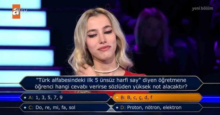 <p><span style="color:#800000"><em><strong>"ÇOK BASİT"</strong></em></span></p>
<p>Üniversite öğrencisi, verdiği cevapla bir sonraki soruya geçmeye hak kazandı. Heyecanına yenik düşen yarışmacı, duygularını şöyle anlattı: "Şuan soruya bakıyorum da heyecanıma yenik düştüm. Çok basit".</p>