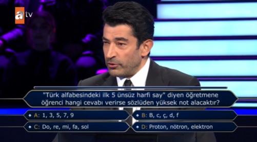 <p><em><strong>Sunucu Kenan İmirzalıoğlu ise "Kafanı ne karıştırdı? diye sorunca İrem ise "O sayıları görünce acaba alfabeyi mi saymam gerektiğini bilmedim. Neyse moodumu düşürmüyorum." dedi.</strong></em></p>
<p>Bunun üzerine Ünlü sunucu İmirzalıoğlu ise "Evet düşürme" ifadelerini kullandı.</p>