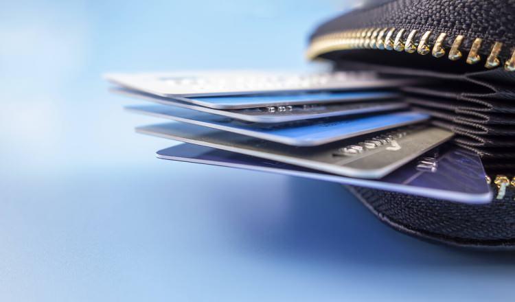 <p><strong>Caydırıcı olması i&ccedil;in kredi kartı faiz oranları artırılabilir.</strong></p>

<p>Kredi kartı almak i&ccedil;in kredi notunun yeterliliğine y&ouml;nelik d&uuml;zenleme yapılarak &ouml;deme alışkanlıkları zayıf olan kişiler elenebilir.</p>

<p>Birden fazla kredi kartı olanlara toplamda maaşlarının 4 katı limit verildiği i&ccedil;in bazı kartların kapatılması ya da limitin b&ouml;l&uuml;şt&uuml;r&uuml;lmesi istenebilir.</p>

<p>Kredi kartı &ouml;deme alışkanlıkları zayıf olanlara ek &ouml;nlemler getirilebilir ve b&ouml;ylece sağlıklı harcama yapması sağlanabilir.</p>
