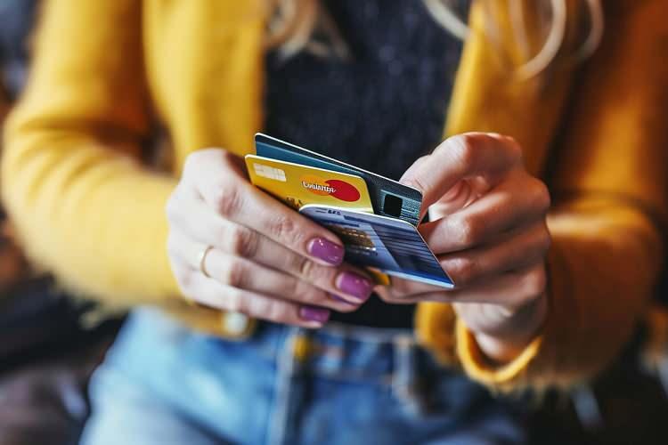 <p>Getirilebilir, &ouml;zellikle lokanta ve hizmet sekt&ouml;r&uuml;nde bir sınırlama getirilmeli, son 4-5 d&ouml;nemdir lokanta ve hizmet sekt&ouml;r&uuml;ndeki enflasyon katılığı kırılamadı. Bu sekt&ouml;rlere taksit sınırlaması getirilirse enflasyona karşı ciddi bir m&uuml;cadele &ouml;rneği g&ouml;sterilebilir. Kuyum sekt&ouml;r&uuml;, m&uuml;cevher sekt&ouml;r&uuml;ne taksit sınırlaması getirilebilir.</p>
