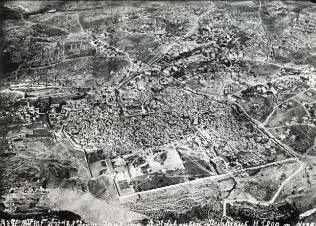 <p><span style="color:#FF0000"><strong>1800 metreden Osmanlı Kudüs’ü </strong></span></p>

<p>Üzerindeki nottan 23 Kasım 1917 tarihinde, 304 Nolu uçaktan 1800 metre yükseklikte çekildiği anlaşılan bu fotoğraf Kudüs’ün ilk hava fotoğrafl arından biridir. Osmanlı Devleti’nin Kudüs Şehrindeki hâkimiyetinin son </p>

<p>günlerinde Yüzbaşı Holthausen imzasıyla çekilmiş olan fotoğrafta modern </p>

<p>Kudüs’ün ana hatlarının ortaya çıktığı görülmektedir.</p>
