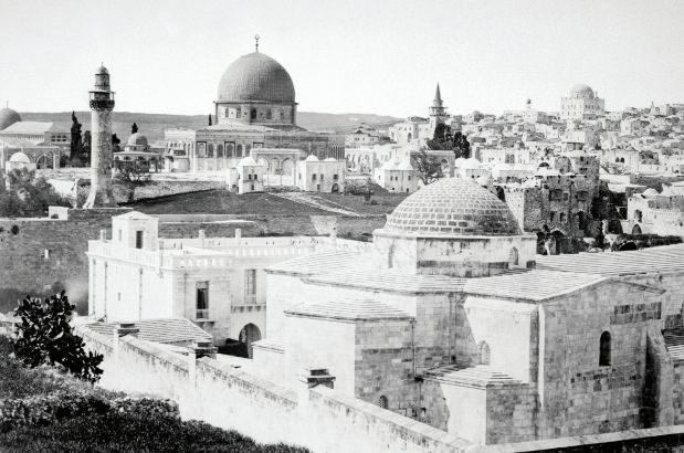 <p><span style="color:#FF0000"><strong>Salahiye Medresesi ve Kubbetüssahra</strong></span></p>

<p>Salahiye Medresesi’nin hemen arkasındaki surlardan </p>

<p>çekilmiş olan bu fotoğraf Kubbetüssahra’nın batısında kalan Yahudi Mahallesi’ni de göstermektedir. Salahiye Medresesi Selahaddin Eyyûbî döneminde kurulmuş olmakla birlikte Osmanlı döneminin sonlarında </p>

<p>Cemal Paşa tarafından canlandırılmış ve Arap Dünyasının gelecekteki yöneticilerini yetiştirmek üzere </p>

<p>yeniden yapılandırılmıştı. Bugün bu mekânda bulunan Azize Anne Kilisesi Hazreti Meryem’in annesine adanmıştır. Kilisenin hemen avlusunda sularında </p>

<p>Hazreti İsa’nın hastaları iyileştirdiğine inanılan Bethesta Havuzu bulunmaktadır.</p>
