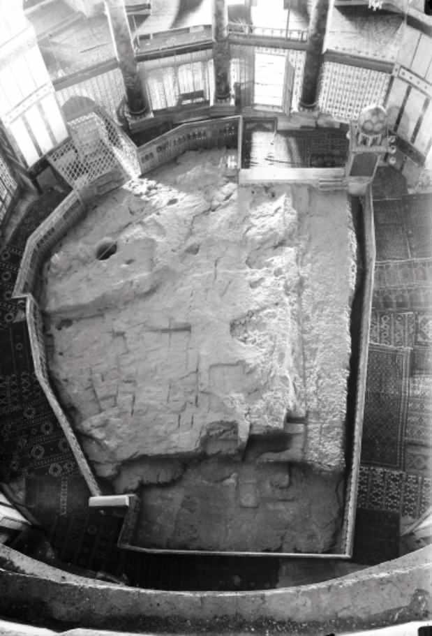 <p><span style="color:#FF0000"><strong>Kuruluş ve Y&uuml;kseliş Kayası</strong></span></p>

<p>Kubbet&uuml;ssahra&rsquo;nın kubbe ayakları &uuml;zerindeki bir&nbsp; &nbsp;pencereden &ccedil;ekilmiş olan bu fotoğraf Muall&acirc;k Kayası&rsquo;nın y&uuml;zlerce yıldır değişmeyen &ccedil;ehresini g&ouml;steriyor. Fotoğrafın sağ &uuml;st k&ouml;şesindeki minare hissi veren mahfaza Sultan III. Ahmet tarafından Kubbet&uuml;ssahra&rsquo;ya hediye edilmiş bir Sakal-ı Şerif mahfazasıdır. Muall&acirc;k Kayası&rsquo;nın sol k&ouml;şesindeki delik antik d&ouml;nemlerde bir t&uuml;r kanalizasyon deliği olarak kullanılıyordu. Beyt&uuml;lmakdis&rsquo;in kurban adama mek&acirc;nı olan bu kayanın &uuml;zerinde kesilen hayvanların kanları buradan aşağıdaki mağaraya, oradan da bir yeraltı t&uuml;neliyle Ceviz Vadisi&rsquo;ne akıyordu. Bug&uuml;n bu delik kubbede asılı olan bir aydınlatma lambasının aşağıdaki mağaraya kadar ulaşması i&ccedil;in kullanılmaktadır.</p>
