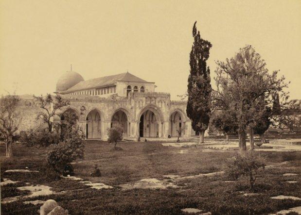 <p><span style="color:#FF0000"><strong>Aksa Camii&rsquo;nin en eski fotoğrafları</strong></span></p>

<p>Kubbet&uuml;ssahra platformunun g&uuml;neydoğu k&ouml;şesinden &ccedil;ekilmiş olan bu fotoğraf 1856-1860 yılları arasında Kud&uuml;s&rsquo;te bulunan Francis Frith&rsquo;in imzasını taşımaktadır. Bu yıllarda kullanılan fotoğraf makinelerinde otomatik shutter sistemi bulunmuyordu. Fotoğraf filmleri ışığa karşı yeterince hassas olmadıklarından makine uzun m&uuml;ddet a&ccedil;ık kalırdı. Bu sebeple de hareket eden unsurlar fotoğraf&ccedil;ıların istemedikleri unsurlardı. Havanın en r&uuml;zg&acirc;rsız olduğu anlar beklenir, fotoğrafta g&ouml;r&uuml;lecek insanlardan dakikalarca hareketsiz durmaları istenirdi. Bu d&ouml;nem fotoğrafl arında neredeyse hi&ccedil; havyan g&ouml;r&uuml;nmemesinin temel sebebi de budur: hareketsiz durabilmek insan&icirc; bir erdemdir.</p>
