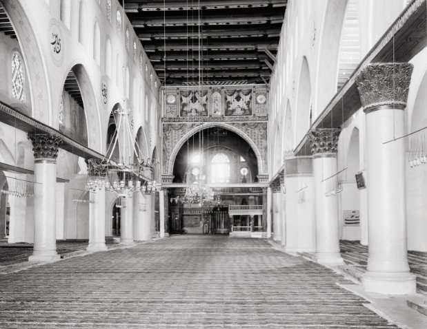 <p><span style="color:#FF0000"><strong>S&uuml;tunlar arasında hoşg&ouml;r&uuml;</strong></span></p>

<p>Aksa Camii Ha&ccedil;lıların Kud&uuml;s&rsquo;&uuml; kontrollerinde tuttukları yıllarda kiliseye d&ouml;n&uuml;şt&uuml;r&uuml;lm&uuml;şt&uuml;. Bir ara şehrin kralı i&ccedil;in saraya d&ouml;n&uuml;şt&uuml;r&uuml;len bina, son olarak Kud&uuml;s&rsquo;te g&uuml;&ccedil;leri artan Mabed Ş&ouml;valyeleri Tarikatı&rsquo;na devredilmişti. Mabed Ş&ouml;valyeleri binanın bir kısmını atları i&ccedil;in ahır, diğer bir kısmını da sonradan Mason teşkilatlarının da benimsediği ayinleri i&ccedil;in ibadet mek&acirc;nı olarak yapılandırmıştı. Bu d&ouml;nemde Ha&ccedil;lıların duvarlarda yaptıkları bazı tezyinat Kud&uuml;s&rsquo;&uuml;n yeniden İsl&acirc;m toprağına d&ouml;n&uuml;şt&uuml;r&uuml;lmesi sonrasında aynen korunmuş veya bazı k&uuml;&ccedil;&uuml;k değişikliklere t&acirc;bi tutulmuştu. &Ouml;yle ki Ha&ccedil;lı d&ouml;neminden sonra hi&ccedil;bir İsl&acirc;m&icirc; y&ouml;netim bu resimleri değiştirmeyi d&uuml;ş&uuml;nmemiş, İngiliz Manda Y&ouml;netimi sırasında başlatılan 1923-24 tadilatlarına kadar da bu &ccedil;izimler korunmuştu. Bug&uuml;n bu &ccedil;izimlerin yerinde İsl&acirc;m mimar&icirc;sinde rastlanacağı &uuml;zere bitki, dal ve yaprak motifl erinin kullanıldığı &ccedil;izimler bulunuyor.</p>
