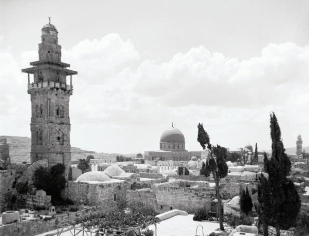 <p><span style="color:#FF0000"><strong>Batı Kanatirinden Gavânima Minaresi</strong></span></p>
<p>1898 yılında Kayzer II. Wilhelm’in gelişi vesilesiyle yapılan tadilattan önce çekildiği anlaşılan bu fotoğraf Kubbetüssahra platformunun kuzeybatı köşesinde bulunan merdivenbaşı kolonlarını Gavânima Minaresi için çerçeve olarak kullanmış. Gavânima Minaresi çoğu Batılı fotoğrafçı tarafından yakınında bulunan antik Antonia Kulesi ile karıştırılmıştır.</p>