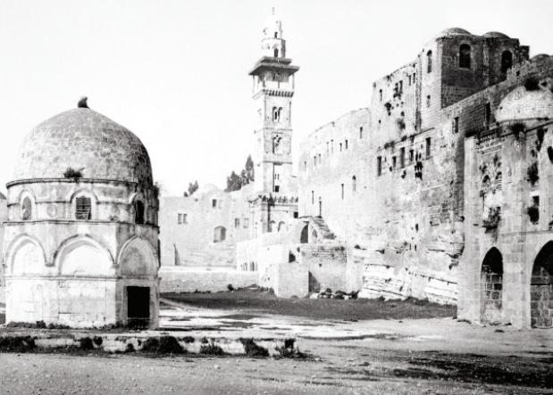 <p><span style="color:#FF0000"><strong>Süleyman Kubbesi ve Gavânima Minaresi</strong></span></p>
<p>Sultan II. Abdülhamid’in İslâm etrafında birleşme çağrısının şehrin dinî eğitim mekânlarını yeniden şenlendirmesinden önce çekildiği anlaşılan bu fotoğrafta Mescid-i Aksa’nın kuzeybatı köşesi görünüyor. Sağda bulunan medrese, tekke ve zaviyelerin çoğunun bu dönemde metruk olduğu anlaşılmaktadır. Soldaki kubbeli bina Süleyman Kubbesi’dir. Anlatıldığına göre Hazreti Süleyman Beytülmakdis’in inşa edildiği dönemde bu noktada bulunmuş ve inşaatın tamamlanması ile birlikte burada el açıp dua etmiştir. Araplar bu kubbeye ‘Küçük Muallâk Kayası Kubbesi’ de derler. Bunun sebebi MÖ 586 yılında Kudüs’ü yağmalayan Buhtünnasar’ın (Nebukatnetzar) Muallâk Kayası’ndan kesip Babil’e götürdüğü kaya parçasının daha sonra geri getirilerek bu noktaya bırakılmasıdır.</p>