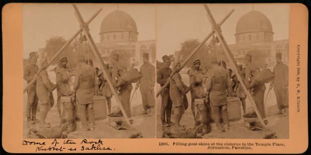 <p><span style="color:#FF0000"><strong>KUDÜS’ÜN İLK FOTOĞRAFLARI</strong></span></p>

<p><br />
Sergi hakkında konuşan Uluslararası İlişkiler Uzmanı Prof. Dr. Cengiz Tomar, “Filistin, 1948 yılından beri işgale uğruyor. Özellikle İslam kültürel mirası burada çeşitli tahribatlara maruz kalıyor. Sergide yer alan fotoğraflar, Kudüs’ün ilk fotoğrafları. Fotoğrafçılık 1850’lerde başladı. Bu fotoğraflar 1880’lerde, özellikle 2. Abdülhamit döneminde çekilmiş fotoğraflardan oluşuyor. Dolayısıyla Kudüs’ün ilk fotoğrafları. Kudüs’ün tarihi halini belgeleyen fotoğraflar aynı zamanda hukuki bir belge niteliği de taşıyor. İşgal öncesi dönemde Kudüs’ün son halini bizlere gösteriyor. Kudüs’ün Türk ve İslam tarihindeki yerini ilk fotoğraflarla belgeleyen eserler bu açıdan önem taşıyor. Bu fotoğraflar içerisinde hiç bilinmeyenleri de var” dedi.</p>
