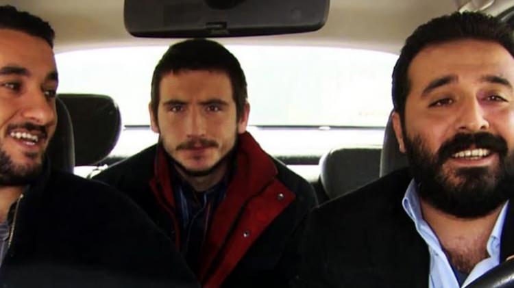 <p>Henüz beş yaşındayken ablasını kaybeden Mustafa Üstündağ, Müjdat Gezen Sanat Merkezi Tiyatro Bölümü'nde tiyatro eğitimi aldıktan sonra Kocaeli Bölge Tiyatrosu, Kartal Sanat İşliği ve MSM Oyuncuları sahnelerinde rol aldı. Yılan Hikayesi dizisiyle ilk kez kameralar karşısına geçen Mustafa Üstündağ, en büyük çıkışını Kurtlar Vadisi Pusu dizisi ile yakaladı.</p>