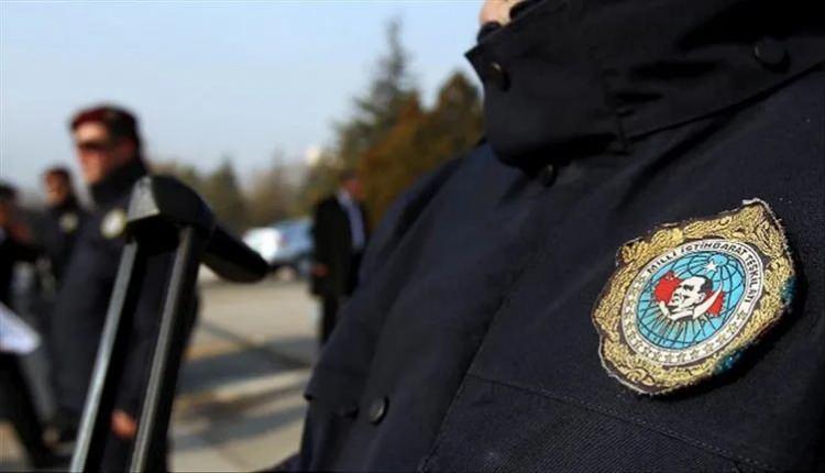 <p><strong>İLTİCA EDECEKKEN OPERASYONLA GÖZALTINA ALINDI</strong></p>
<p>MİT Başkanlığı tarafından İstanbul'da adım adım takipte tutulan Ahmed Katie'ye Bursa'da da gözlem altında tutuldu. Fransız istihbaratının talimatıyla Fransa İstanbul Başkonsolosluğu tarafından acil vize verilen Katie Fransa'ya ilticaya hazırlanırken MİT ve İstanbul Emniyetin başarılı operasyonuyla yurtdışına çıkmadan hemen önce Hüsam Elnahar ve İbrahim Shewaish ile birlikte gözaltına alındı. 3 şüpheli tutuklanarak cezaevine gönderildi.</p>