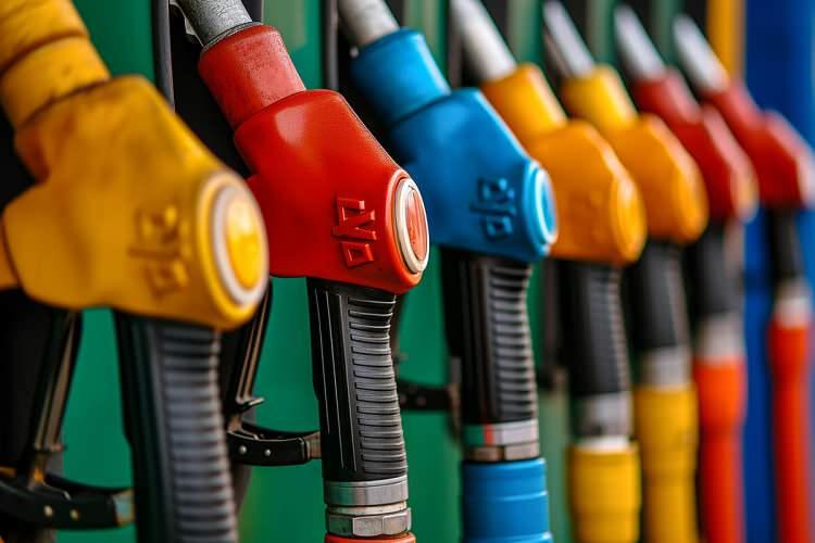 <p><strong>AKARYAKIT FİYATLARI NASIL HESAPLANIYOR?</strong></p>

<p>Türkiye'de benzin ve motorin fiyatları hesaplanırken; Gümrüksüz rafineri fiyatına ÖTV ve EPDK payının eklenmesiyle KDV hariç Rafineri satış fiyatı bulunuyor.</p>

<p> </p>
