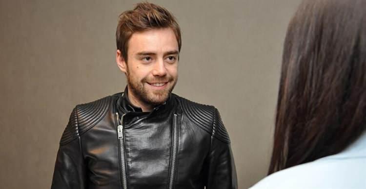 <p>* İltifat edip bilet alan herkesten &ccedil;ok &ouml;z&uuml;r dilerim. Tedavim bu s&uuml;re i&ccedil;erisinde itinayla devam edecek ve bir ameliyat daha olacağım. En kısa zamanda sağlıklı ve muhakkak daha g&uuml;zel g&uuml;nlerde bir araya geleceğiz."</p>
