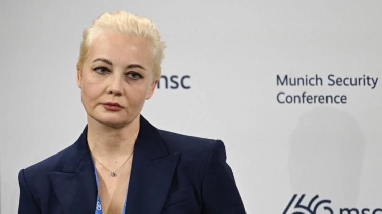 <p><strong>"Vladimir Putin kocamı öldürdü" diyen Navalni’nin eşi, "Putin, Aleksey’i öldürerek benim, kalbimin ve ruhumun yarısını öldürdü." </strong>ifadelerini kullandı.</p>