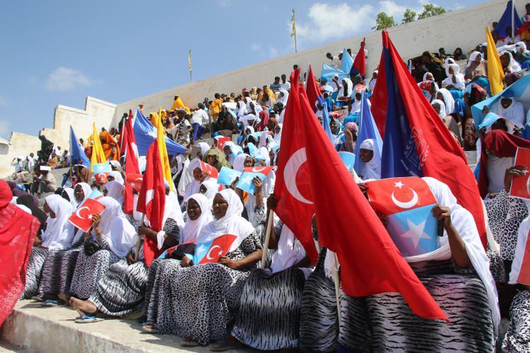 <p>Cumhurbaşkanı Mahmud, X sosyal medya hesabından, Türkiye ile imzalanan anlaşmayla ilgili açıklamalarda bulundu.</p>

<p>Mahmud, "Somali ile Türkiye arasında onaylanmış Savunma ve Ekonomik İşbirliği Anlaşması'nı imzaladım. Bu tarihi anlaşma, ulusumuzun güvenli ve müreffeh bir geleceğe doğru yolculuğunda yeni bir sayfaya işaret ediyor." ifadesini kullandı.</p>
