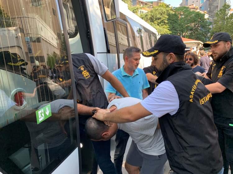 <p>Sonra kalktık kardeşimle birlikte giderken çevremizden arkadaşlarımız aradı Cantürk Erzen’in paylaşımlarını söylediler. Bende onu takmadığımı söyledim. Oturduğumuz sitenin önüne geldiğimizde gelen telefonlar artınca bizde Cantürk Erzen'i bu paylaşımları kaldırması için kardeşim Murat aradı.</p>
<p> </p>