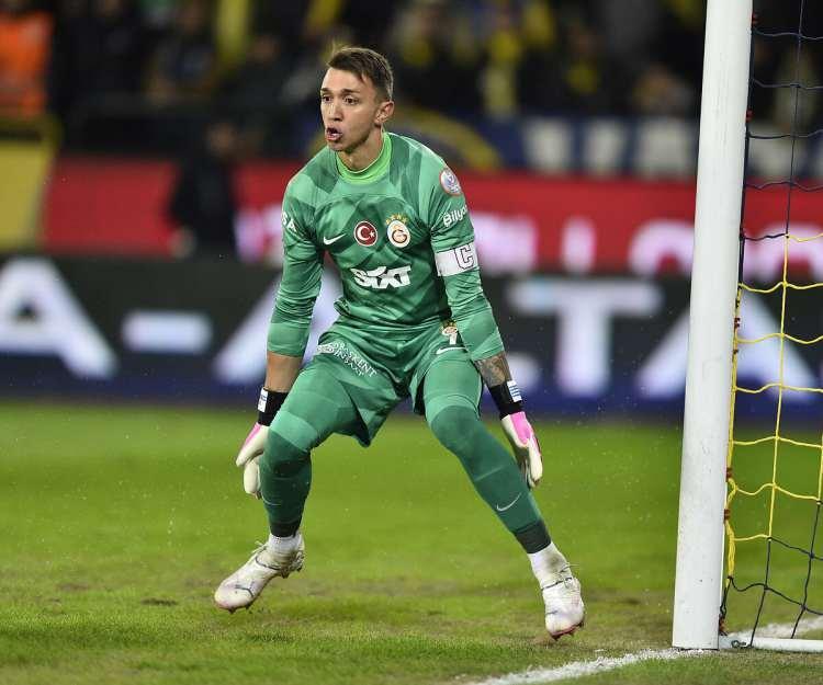 <p>Fernando Muslera<br />
<br />
Galatasaray<br />
<br />
12 Yıl 6 Ay</p>
