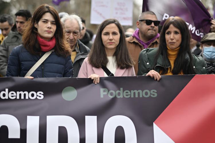<p>İspanya'da İsrail'e silah ambargosu getirilmesi talebiyle yapılan Filistin'e destek gösterileri başkent Madrid dışında Barselona, Coruna, Almeria, Avila Cadiz, Burgos, Kurtuba, San Sebastian, Tenerife, Malaga, Girona, Tarragona, Murcia, Palencia gibi 100'den fazla il ve ilçede organize edildi.</p>
