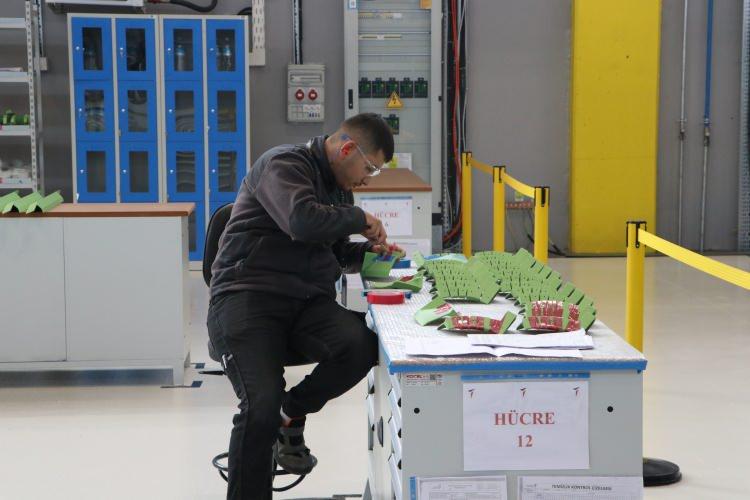 <p>Bugün dünyanın ekonomik olarak önde gelen ülkelerine bakıldığında sanayi ve teknoloji alanında da ileride olduklarının gözlemlendiğini belirten Görgün, şunları kaydetti:</p>