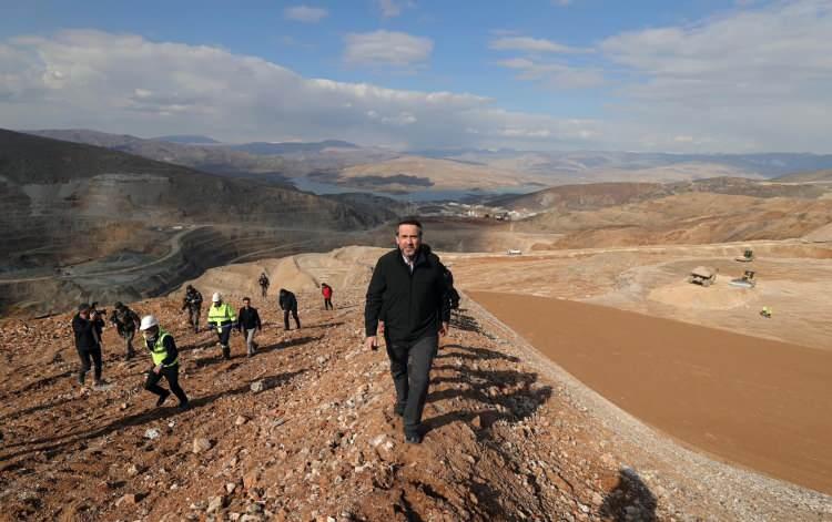 <div><strong>'RUTİN PATLAMALAR OLMAKTADIR'</strong></div>

<div> </div>

<div>İfadesinde maden ocağında yaşanan ve yapılan birçok şeyden haberi olmadığını iddia eden Demirci, <strong>"Bildiğim kadarıyla olay nedeniyle 9 işçi halen bulunamamıştır. Bunların hangi görevde hangi şirkette çalıştıklarını tam olarak bilmemekle 4 işçinin Anagold işçisi, diğerlerinin ise alt yüklenici işçisi olduğunu biliyorum. Ben alt yüklenicilerin de kimler olduğunu bilmemekteyim. Bu kişilerin hangi amaçla yığın liç de bulunduğunu bilmemekteyim. Bu olaya neyin sebebiyet verdiğini bilmiyorum. Ancak Çevre, Şehircilik ve İklim Değişikliği Bakanlığı'na verilen bilgide fazla solüsyon ve su verilmediğini bildirdiler. Radar sistemindeki uyarı hakkında, uyarının ne şekilde olduğunu, hangi ivmede olduğunu bilmemekteyim. Bu konuyla ilgili DSİ'ye verilen bilgide radar sisteminde olaydan hemen önce hareketlilik olduğunu öğrendim. 2023 yılı aralık ayında radar sistemine ait cihazların bu yıl ki bütçeye girdiğini biliyorum. Hatta alımı ile ilgili onay alındığını bilmekteyim. Bu cihazlar yurt dışından alındığı için alım süreci uzamış olabilir. Alım süreciyle ilgili benim herhangi bir müdahalem ve yetkim bulunmamaktadır. Normalde belirli aralıklarla rutin patlamalar olmaktadır. Ancak olayın olduğu gün herhangi bir patlama olup olmadığını bilmemekteyim. Eğer patlama olmuş ise de bunun yığın liç sahasına tehlike arz edip etmediğini bilmemekteyim. Konteynerlerin oraya ne şekilde kimin talimatıyla konulduğunu bilmemekteyim. Yığın liçe ne kadar toprak dökümü yapılıp yapılmadığını bilmiyorum. Herhangi bir teknik bilgiye de sahip değilim. Maden sahası ile sorumlu olan şahsın tutuklandığı için şu an bütün kurtarma operasyonunu ben yönetmekteyim. Ben bu olayla ilgili sorumlu olduğumu düşünmemekteyim" </strong>dedi.</div>

<div> </div>
