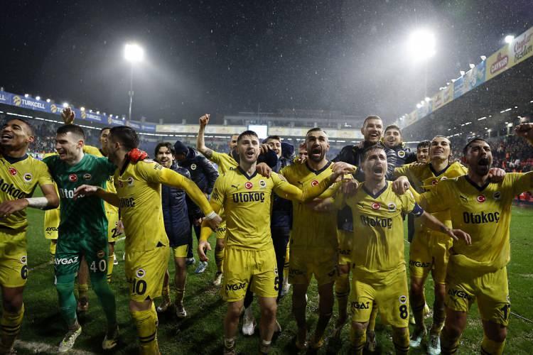 <p>67 puanla Galatasaray'ın ardından ikinci sırada yer alan Fenerbahçe ise Rize deplasmanında hata yapmadı ve zirve takibini sürdürdü.</p>