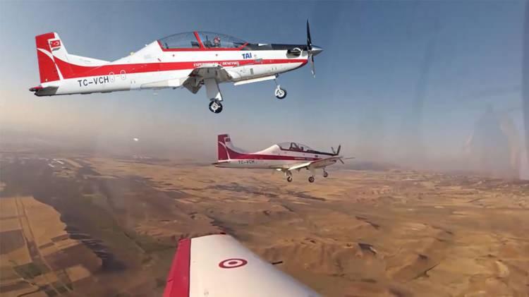 <p>Türk Havacılık Uzay Sanayii tarafından geliştirilen HÜRKUŞ, 29 Ağustos 2013'te ilk uçuşunu gerçekleştirdi.</p>
<p> </p>
<p><strong>HÜRKUŞ geride kalan sürede önemli yetenekler kazandı ve ihracat başarılarına ulaştı.</strong></p>
