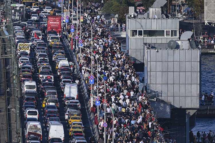 <p>Avrupa Birliği’nde ortalama yaş 2013'ten bu yana 2,3 yıl arttı ve Avrupa Birliği ülkelerinde ortanca yaş 44,5’e yükseldi.</p>