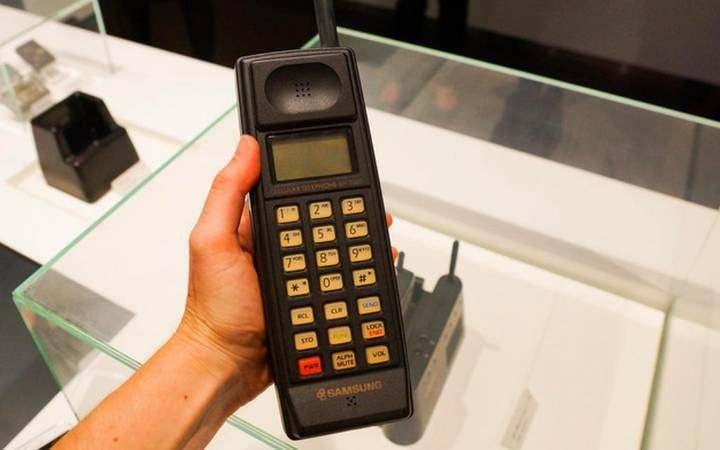 <p>Türkiye'deki ilk cep telefonu görüşmesinin üzerinden 30 yıl geçti!</p>
