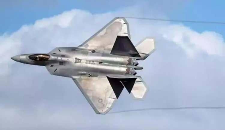 <p>Dünyanın en gelişmiş savaş uçağı olan "Yırtıcı Kuş", yani "F-22 Raptor"ler ABD Lockheed şirketi tarafından üretildi. Dördüncü nesil savaş uçakları olarak kabul ediliyor. Satış fiyatı ise 200 milyon dolar.</p>
<p> </p>