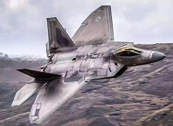 <p>Uzak mesafedeki hedefleri vurabiliyor</p>
<p> </p>
<p>F-18 ve F-16'lara göre daha hızlı ve çok uzak mesafeden hedefe bomba gönderebiliyor. Pentagon'a göre, 40 kilo ağırlığında bir bomba, yaklaşık 30 kilometre uzaklıkta bulunan bir hedefi vurabiliyor. Bu uçaklar aynı zamanda yüksek mevzilerde uçabilme özelliğine de sahip. </p>
<p> </p>