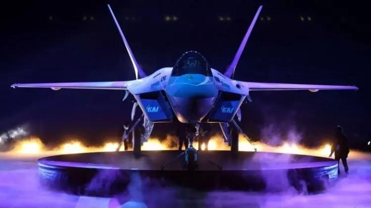 <p><strong>GÜNEY KORE’NİN SAVAŞ UÇAĞI KF-21</strong></p>
<p>Güney Kore tarafından geliştirilen KF-21, özellikleri itibariyle MMU ve F-35 projelerine direkt rakip olacak.</p>