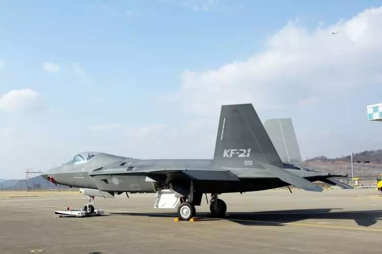 <p>KF-X olarak adlandırılan KF-21 programı, Güney Kore hükümeti tarafından yürütülen şimdiye kadarki en büyük savunma projesi olarak biliniyor. Dördüncü nesil bir avcı uçağına kıyasla görünürlüğü çok düşük olan 4,5 nesil KF-21 Boramae uçağının geliştirilme bedeli için, Endonezya’nın da yüzde 20 katkıda bulunmayı taahhüt ettiği 8,8 trilyon won (7,1 milyar $) bütçe ayrılmış durumda.</p>