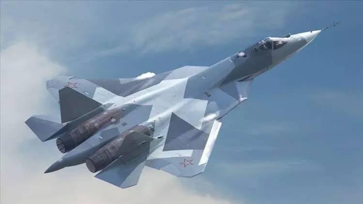 <p>Su-57'nin takviyesiz süpersonik uçuş, kısa mesafeli kalkış ve iniş, radarlara görünmezlik (hayalet) teknolojileri, kapalı bölmelerde silah sistemleri, süper manevra kabiliyeti gibi özellikleri bulunuyor.</p>