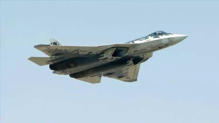 <p>F-35 ise kısa mesafeli kalkış ve iniş, dikey kalkış ve iniş, radarlara görünmezlik (hayalet) teknolojileri ve kapalı bölmelerde silah sistemleriyle görev yapıyor.</p>