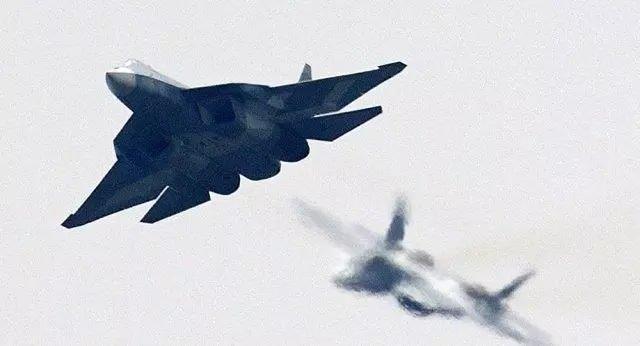 <p>Rusya'nın 5. nesil savaş uçağı saatte 2 bin 600 kilometre azami hıza, F-35 saatte bin 931 kilometre azami hıza sahip bulunuyor.</p>
<p>Su-57, 5,8 saat uçarken, F-35'te bu süre 2 saat 36 dakika. Su-57, 10 bin kilogram azami muharebe yükü taşıyabiliyor, 35 bin 480 kilogram azami kalkış ağırlığına ulaşıyor, yaklaşık 11 bin 100 kilogram iç yakıt rezervi bulunuyor.</p>